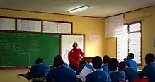 Un profesor imparte clase a alumnos