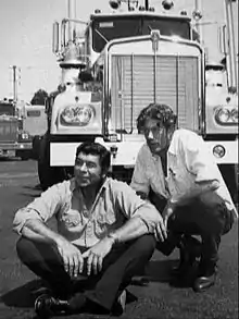 Claude Akins Frank Converse moviéndose en 1974