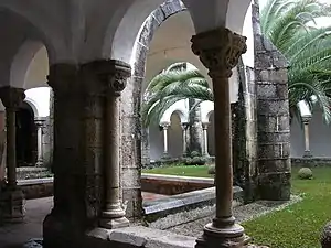 Convento de los santos de San Bernardo con contrafuertes.