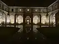 Patio de los Claustros de noche