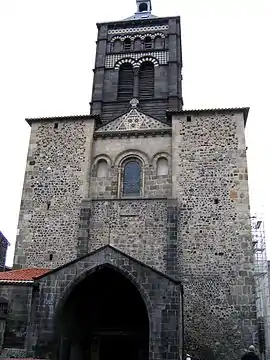 Arco mitrado, casi un gablete, en Notre-Dame du Port