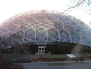 Climatron, con 42 m de diámetro y 21 m de altura, en los Jardines Botánicos de Missouri en St. Louis, Missouri, terminado en 1960