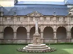 Claustro y « croix aux Épingles »