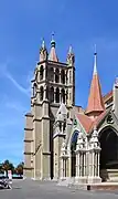 El beffroi de la catedral y, en primer plano, el portal pintado