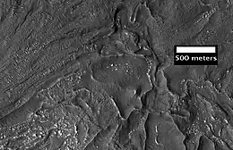 Primer plano del terreno alterado cerca de Reull Vallis, visto por HiRISE. Esta área sería un desafío para caminar.