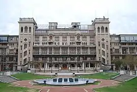 Edificio de galerias y tribuna del Club Hípico de Santiago.