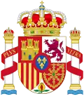 Escudo de España con las Columnas de Hércules a cada lado.