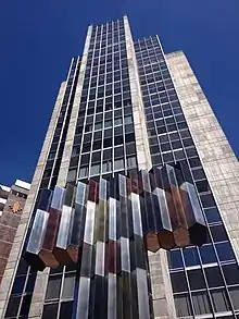 Escultura de Estuardo Maldonado frente al Edificio Cofiec en Quito