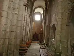 Nave lateral de Santa María de Sar (se observa el desplazamiento de los pilares por el empuje de las bóvedas).