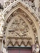 Adoración de los Magos en un tímpano gótico de la iglesia de Saint-Thiébaut (Thann), Francia.