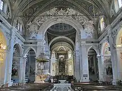 Interior de la iglesia de los Santos Pedro y Esteban en Bellinzona