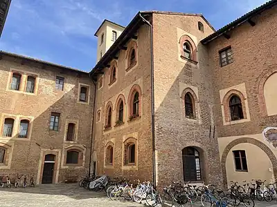 El patio de la facultad.