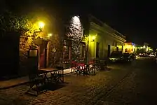 Calle "Misiones de los Tapes" de noche, dentro del casco histórico