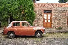 Auto clásico estacionado en la Calle Real, dentro del casco histórico