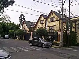 La calle de Francia, que alberga al Club France, y sus residencias de inspiración alpina francesa
