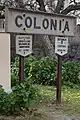 Cartel indicador en la estación Colonia. El cartel indica la distancia y la altura con respecto a Montevideo.