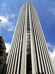 La torre vista desde el nivel de la calle