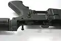Acercamiento del conjunto de disparo, liberador del cerrojo y seguro del AR-15A2.