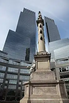 La estatua de Cristóbal Colón con el edificio Time Warner Center al fondo.