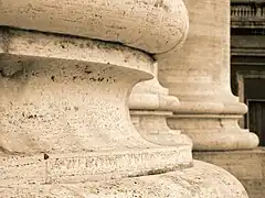 Escocia en una columna de la plaza de San Pedro en el Vaticano.