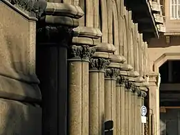 Detalle de las columnas al atardecer