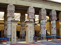 Decoración en columnas de un restaurante de "Egipto" en Terra Mítica