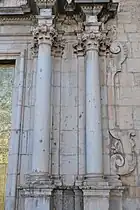 Detalle pilatras puerta principal