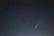 Cometa neowise sobre las 11:00 de la noche en España con algunas estrellas de fondo