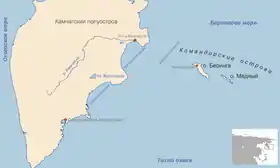 Mapa que muestra la posición de las islas del Comandante al este de la península de Kamchatka. La isla más grande al oeste es la isla de Bering; la isla más pequeña al este es la isla Medny.