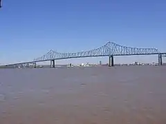 El puente Comodoro Barry, un típico puente en ménsula.