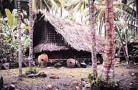 Casa con numerosas piedras rai, símbolos de riqueza, en Palaos.