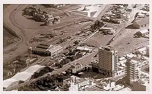 La estación matriz a mediados de los en sus últimos años de actividad. En el extremo izquierdo aun se podía ver el espacio vacío frente al ex Hotel de Turismo que pertenecía a la parada.