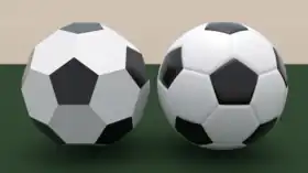 El icosaedro truncado (izquierda) comparado con un balón de fútbol