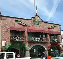 Fotografía del frente del edificio denoinado Complejo Cultural Texmeluquense, antiguamente era la presidencia municipal del municipio de San Martín Texmelucan, Puebla.