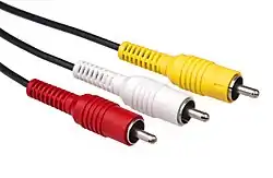 Conectores RCA, para video compuesto (amarillo) y sonido estereofónico (blanco y rojo).