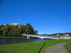 Puente de la Universidad San Sebastián, cruzando la laguna.