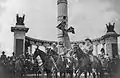 George Washington Custis Lee a caballo, el 3 de julio de 1907, en frente del monumento