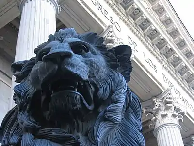 Escultura de un león en el Congreso de los Diputados (Madrid), detalle.