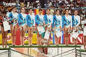 El conjunto español con el oro en el podio del concurso general del Mundial de Atenas (1991).