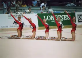 María (primera a la derecha) con el conjunto en el ejercicio de 5 aros en el Campeonato Europeo de Praga (1995).