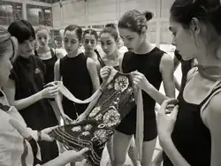 Nuria Velasco (tercera desde la derecha) observando un maillot junto al resto del conjunto y las entrenadoras Rosa Menor y Noelia Fernández.