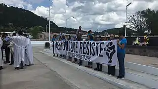 Familiares de las víctimas sostienen pancarta durante la décima conmemoración de la masacre