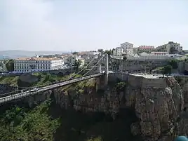 La colina Sidi M'Cid hill a uno de los lados del puente