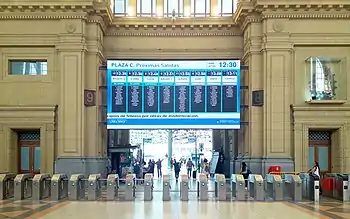 Cartel electrónico central de la estación Plaza Constitución.