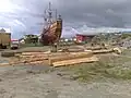La nao Victoria elevándose en el sitio de construcción de la réplica del HMS Beagle.