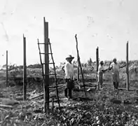 Primeros pasos en la construcción de una casa en Guayacanes en la década de 1950.