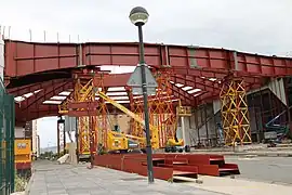 Construcción de la cúpula entre las estaciones de ferrocarril y autobús.