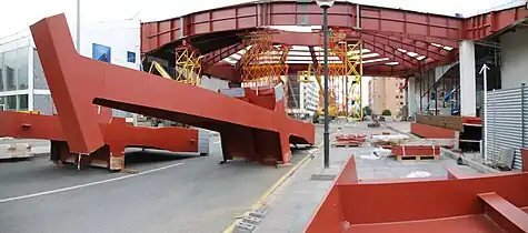 Construcción de la cúpula entre las estaciones de ferrocarril y autobús.