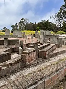 Construcciones de ladrillo en el cementerio de Ciudad Abierta en Ritoque, espacio creativo de la facultad de arquitectura de la Universidad Católica de Valparaíso.