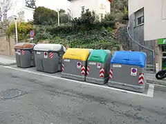 Contenedores de basura y de recogida selectiva.